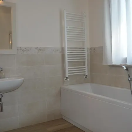 Le Bozze -villa Jenny Con Wi-fi, Posto Auto, Piscina A Sfioro A