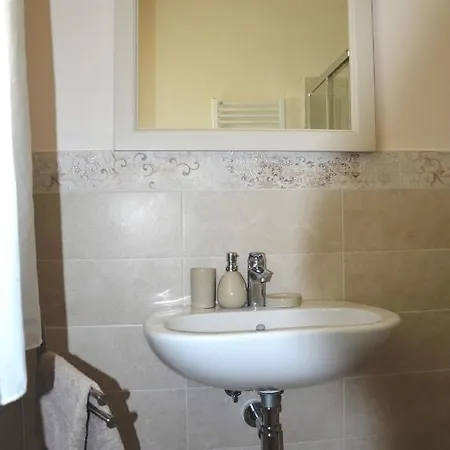 Le Bozze -villa Jenny Con Wi-fi, Posto Auto, Piscina A Sfioro A